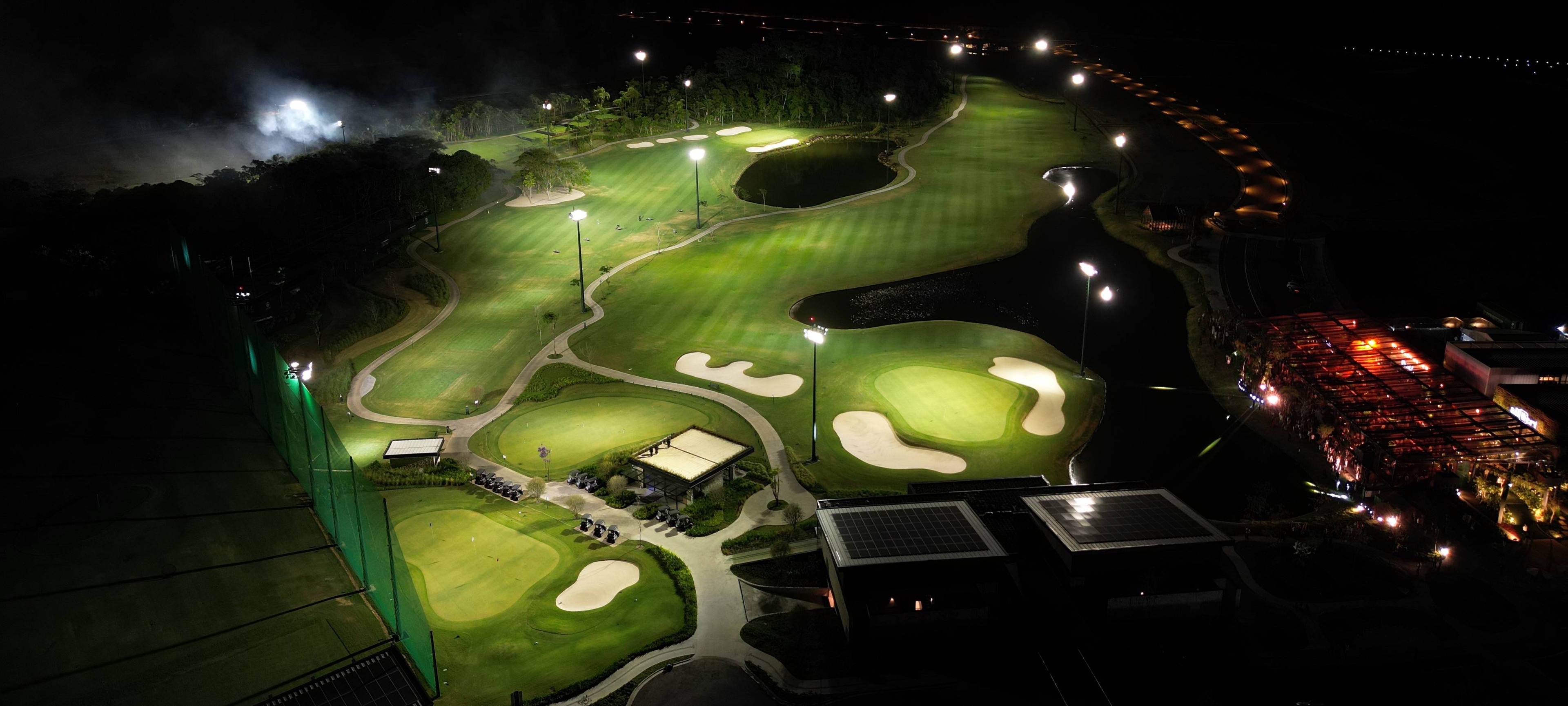 ALL Golf — campo iluminado
