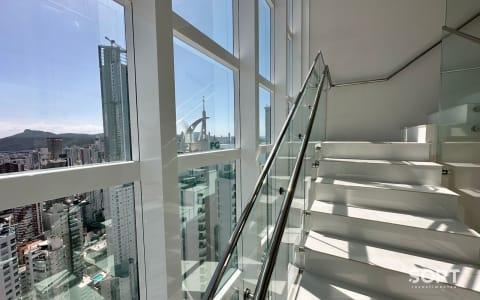 Escadaria Cobertura Duplex Vista Mar no Edifício Magnifique Tower Residence Escadaria Cobertura Duplex Vista Mar no Edifício Magnifique Tower Residence