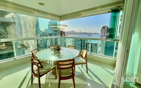 Mesa Jantar Apartamento Vista Mar no Edifício Luar Biasa Mesa Jantar Apartamento Vista Mar no Edifício Luar Biasa