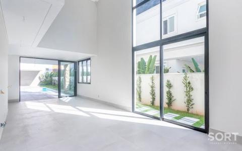 Casa no Condomínio Reserva com 3 Suítes, 4 vagas de garagem, piscina em Balneário Camboriú Casa no Condomínio Reserva com 3 Suítes, 4 vagas de garagem, piscina em Balneário Camboriú