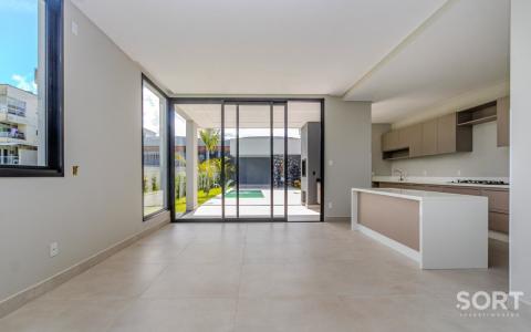 Casa no Condomínio Reserva com 2 Suítes, 2 Demi suites, 5 banheiros sendo 1 lavado, vagas de garagem, piscina, em Balneário Camboriú Casa no Condomínio Reserva com 2 Suítes, 2 Demi suites, 5 banheiros sendo 1 lavado, vagas de garagem, piscina, em Balneário Camboriú